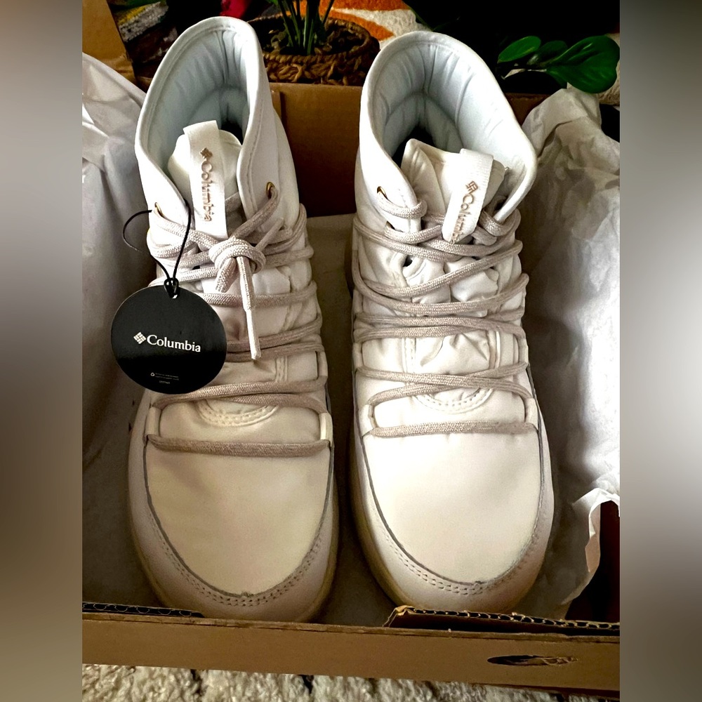 Brand NEW Women’s Size 10 Columbia Boots in white.